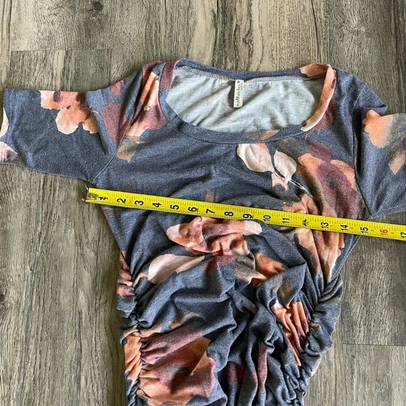 Motherbee Maternity Blue Floral Dress with Side Ruching, size small - Picture 6 of 9